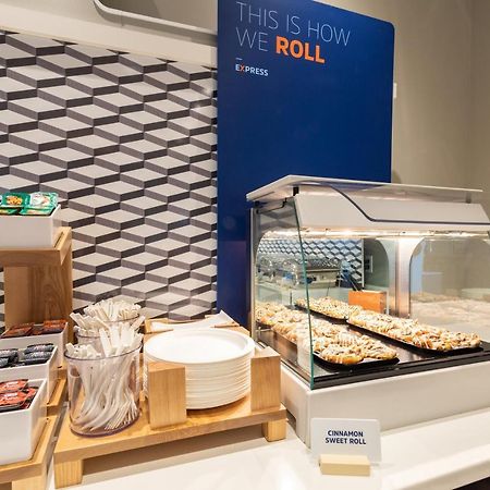 Holiday Inn Express & Suites - Dallas Market Center By Ihg Zewnętrze zdjęcie