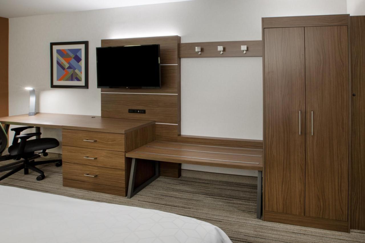 Holiday Inn Express & Suites - Dallas Market Center By Ihg Zewnętrze zdjęcie