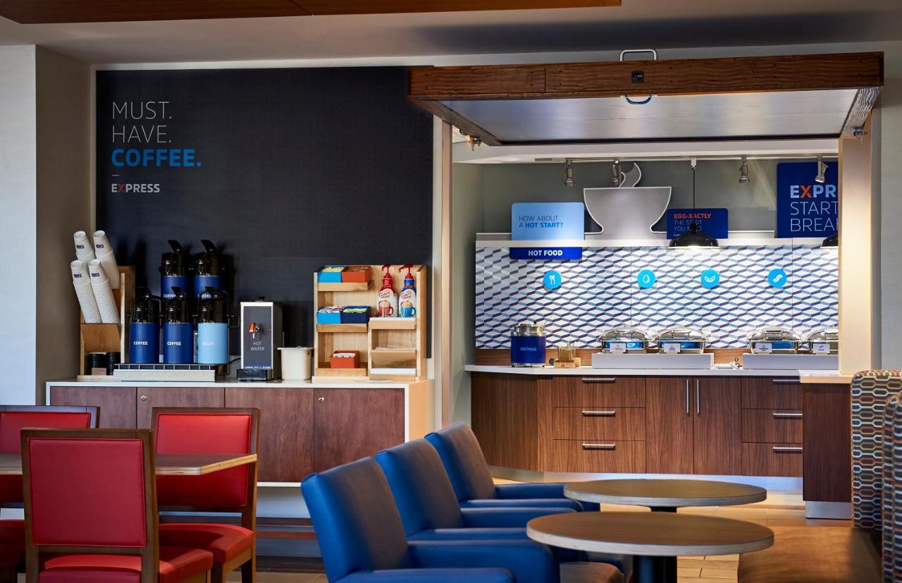 Holiday Inn Express & Suites - Dallas Market Center By Ihg Zewnętrze zdjęcie