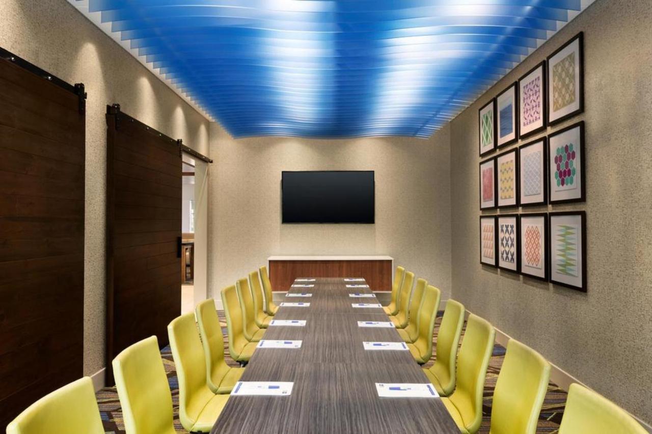 Holiday Inn Express & Suites - Dallas Market Center By Ihg Zewnętrze zdjęcie