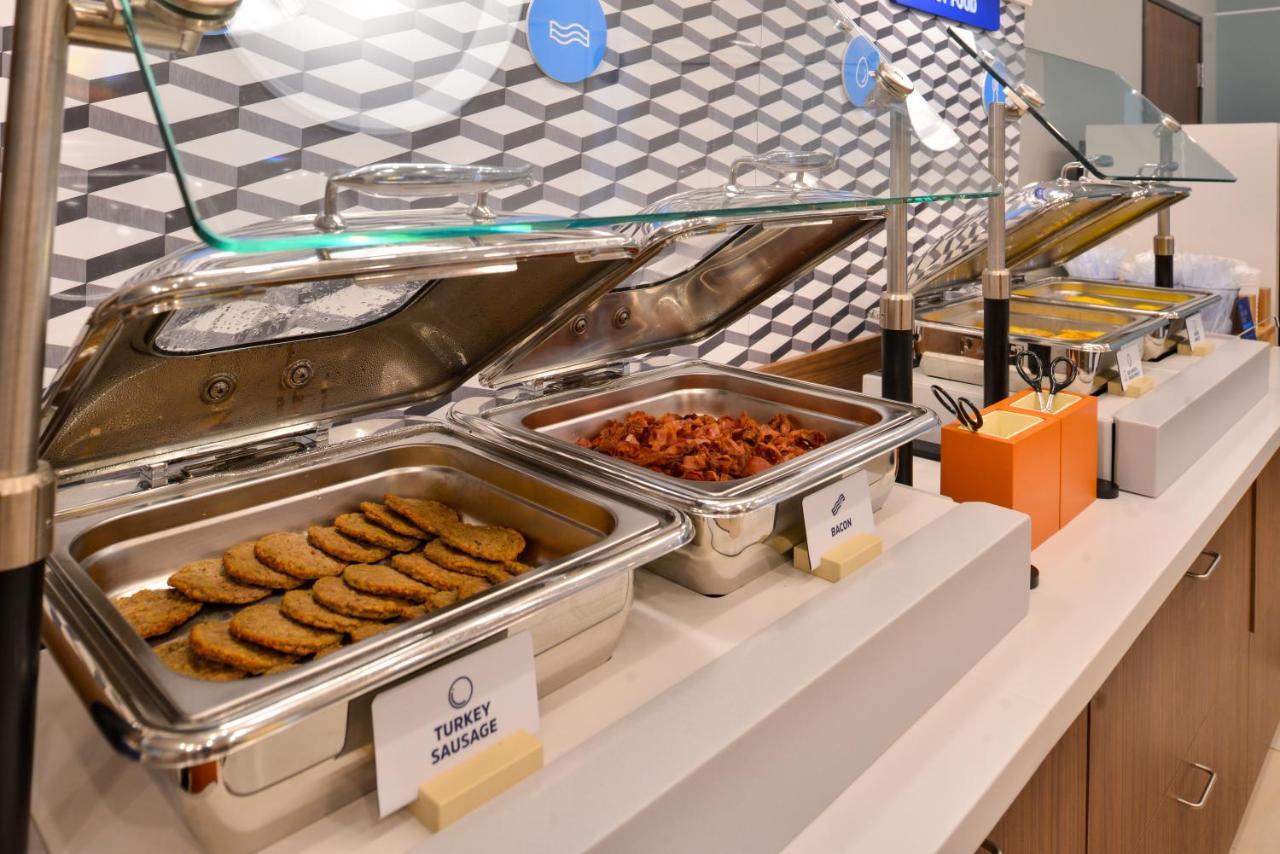 Holiday Inn Express & Suites - Dallas Market Center By Ihg Zewnętrze zdjęcie