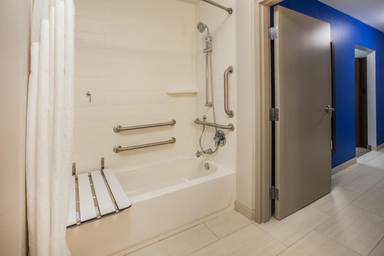 Holiday Inn Express & Suites - Dallas Market Center By Ihg Zewnętrze zdjęcie