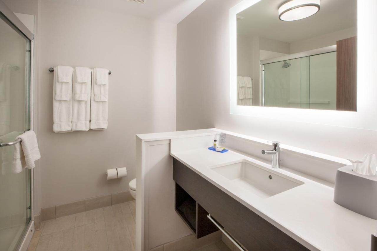 Holiday Inn Express & Suites - Dallas Market Center By Ihg Zewnętrze zdjęcie