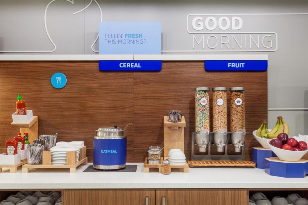 Holiday Inn Express & Suites - Dallas Market Center By Ihg Zewnętrze zdjęcie