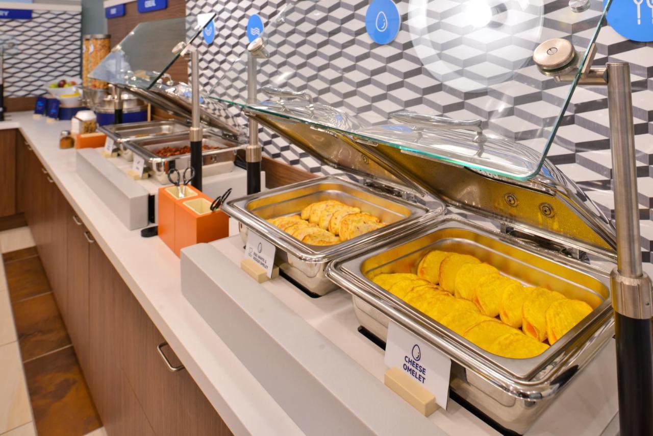 Holiday Inn Express & Suites - Dallas Market Center By Ihg Zewnętrze zdjęcie
