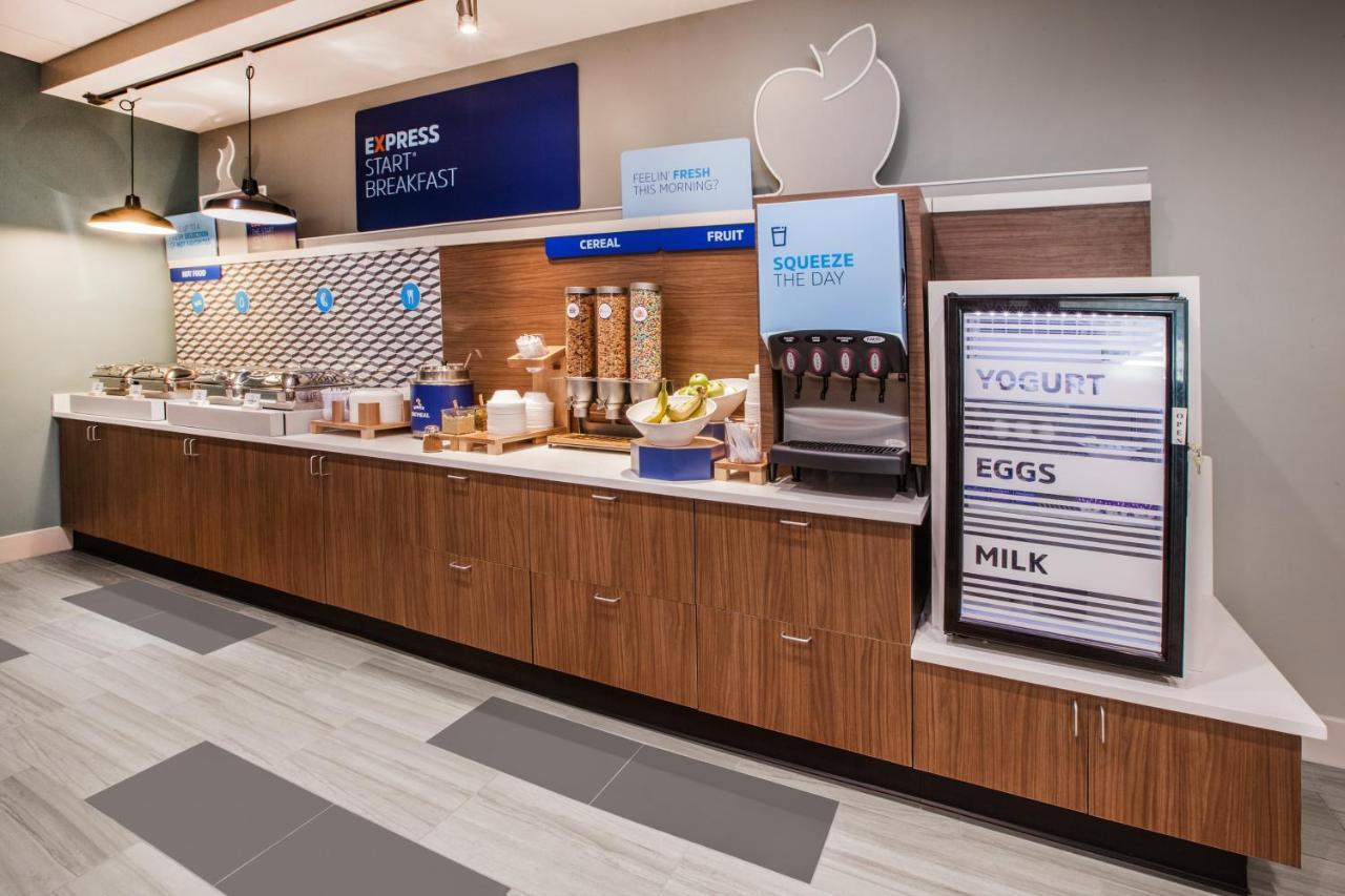 Holiday Inn Express & Suites - Dallas Market Center By Ihg Zewnętrze zdjęcie
