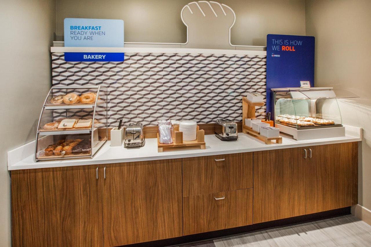 Holiday Inn Express & Suites - Dallas Market Center By Ihg Zewnętrze zdjęcie