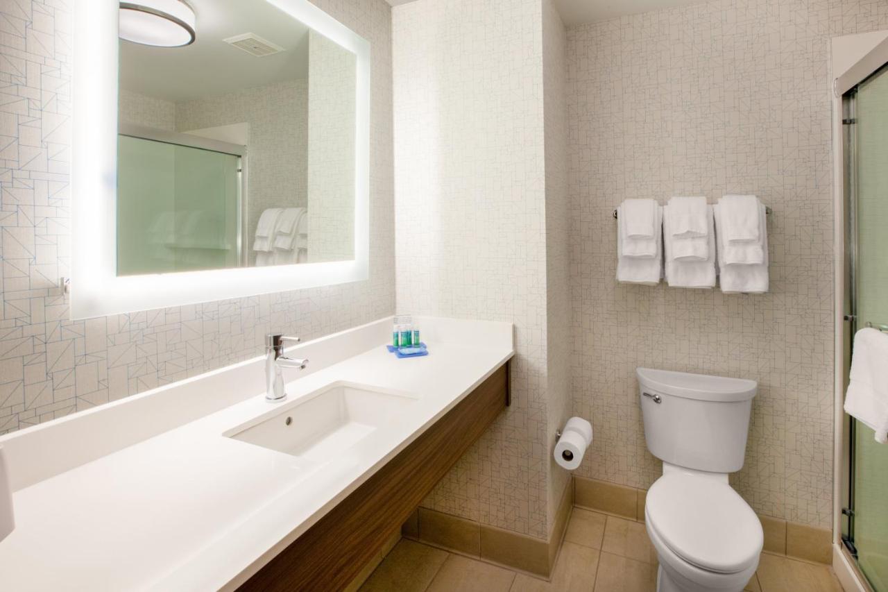 Holiday Inn Express & Suites - Dallas Market Center By Ihg Zewnętrze zdjęcie