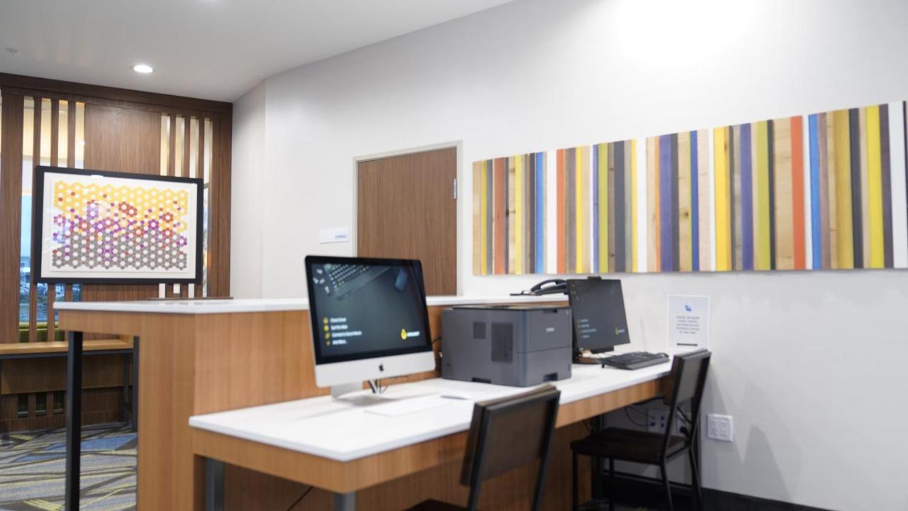 Holiday Inn Express & Suites - Dallas Market Center By Ihg Zewnętrze zdjęcie